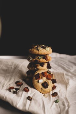 Koyu çikolata parçaları ile tanımlama