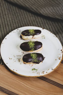 Koyu çikolata parçaları ile tanımlama