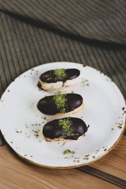 Koyu çikolata parçaları ile tanımlama