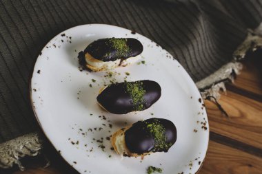 Koyu çikolata parçaları ile tanımlama