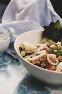 Taze salata tabağı ile karışık yeşillik