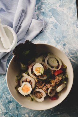 Taze salata tabağı ile karışık yeşillik