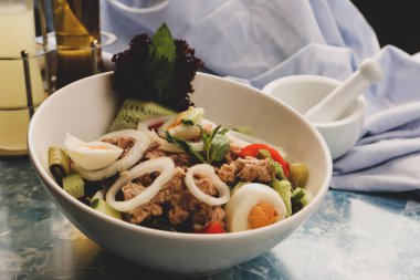 Taze salata tabağı ile karışık yeşillik