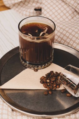 Sütlü buzlu kahve. Buzlu kahve. Elinde bir bardak buzlu kahve tutan kadın..