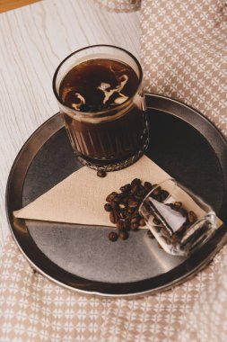 Sütlü buzlu kahve. Buzlu kahve. Elinde bir bardak buzlu kahve tutan kadın..