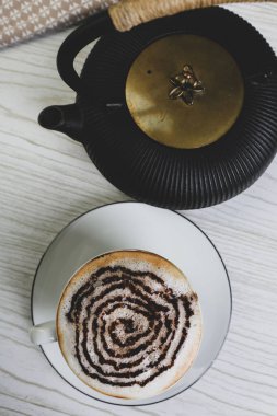 Sütlü buzlu kahve. Buzlu kahve. Elinde bir bardak buzlu kahve tutan kadın..