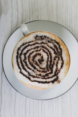 Sütlü buzlu kahve. Buzlu kahve. Elinde bir bardak buzlu kahve tutan kadın..