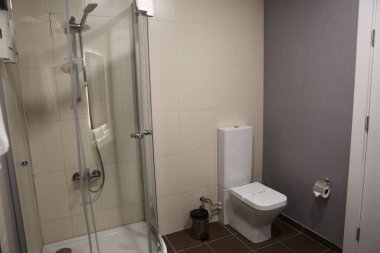 Lüks bir otel odası.