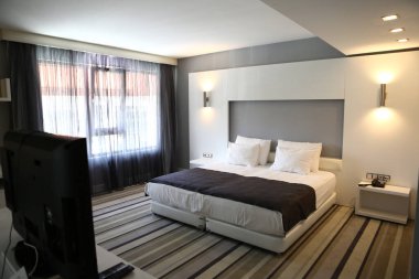 Lüks bir otel odası.