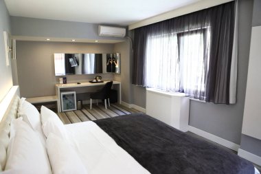 Lüks bir otel odası.