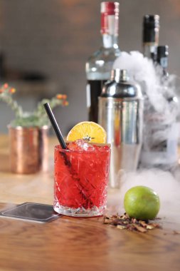 Lokantadaki masada alkol kokteyli.