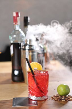 Lokantadaki masada alkol kokteyli.