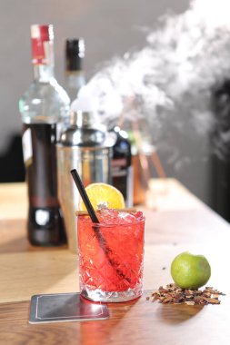 Lokantadaki masada alkol kokteyli.