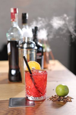 Lokantadaki masada alkol kokteyli.