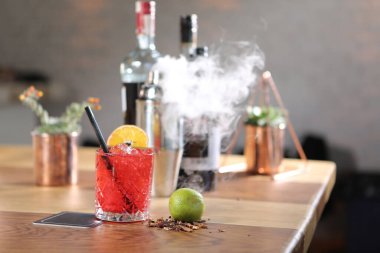 Lokantadaki masada alkol kokteyli.