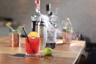 Lokantadaki masada alkol kokteyli.