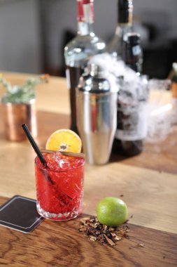 Lokantadaki masada alkol kokteyli.