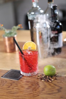 Lokantadaki masada alkol kokteyli.