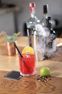 Lokantadaki masada alkol kokteyli.