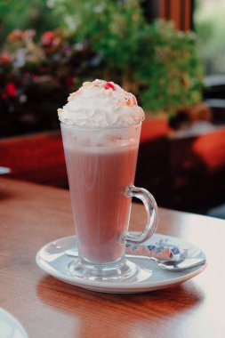 Sütlü buzlu kahve. Buzlu kahve. Elinde bir bardak buzlu kahve tutan kadın..