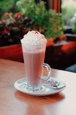 Sütlü buzlu kahve. Buzlu kahve. Elinde bir bardak buzlu kahve tutan kadın..