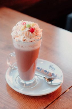 Sütlü buzlu kahve. Buzlu kahve. Elinde bir bardak buzlu kahve tutan kadın..