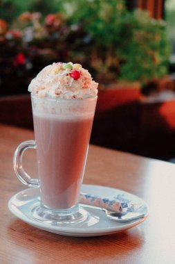 Sütlü buzlu kahve. Buzlu kahve. Elinde bir bardak buzlu kahve tutan kadın..