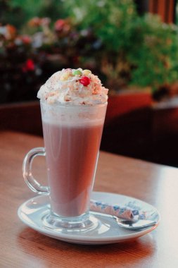 Sütlü buzlu kahve. Buzlu kahve. Elinde bir bardak buzlu kahve tutan kadın..