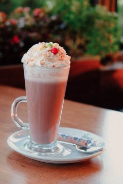 Sütlü buzlu kahve. Buzlu kahve. Elinde bir bardak buzlu kahve tutan kadın..