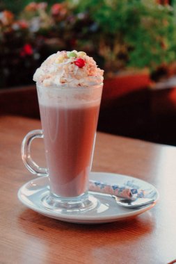 Sütlü buzlu kahve. Buzlu kahve. Elinde bir bardak buzlu kahve tutan kadın..