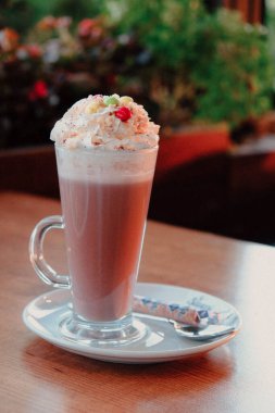 Sütlü buzlu kahve. Buzlu kahve. Elinde bir bardak buzlu kahve tutan kadın..