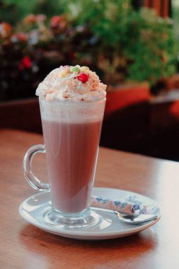 Sütlü buzlu kahve. Buzlu kahve. Elinde bir bardak buzlu kahve tutan kadın..