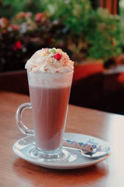 Sütlü buzlu kahve. Buzlu kahve. Elinde bir bardak buzlu kahve tutan kadın..