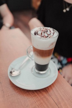 Sütlü buzlu kahve. Buzlu kahve. Elinde bir bardak buzlu kahve tutan kadın..