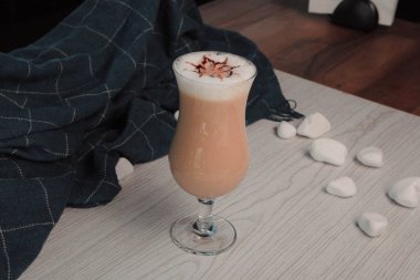 Sütlü buzlu kahve. Buzlu kahve. Elinde bir bardak buzlu kahve tutan kadın..