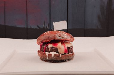 Taze sebzeli ev yapımı hamburger.