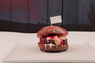 Taze sebzeli ev yapımı hamburger.