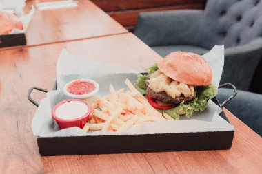 Taze sebzeli ev yapımı hamburger.