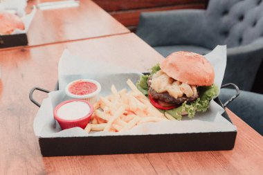 Taze sebzeli ev yapımı hamburger.