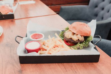 Taze sebzeli ev yapımı hamburger.