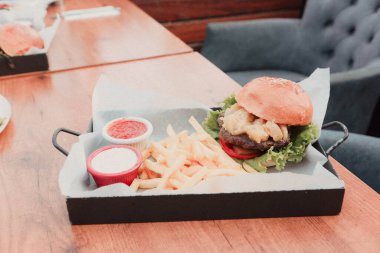 Taze sebzeli ev yapımı hamburger.