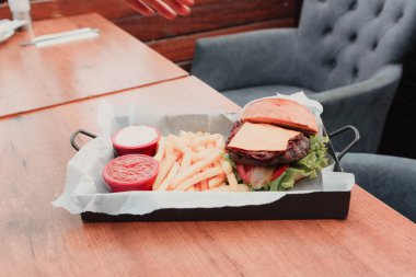 Taze sebzeli ev yapımı hamburger.