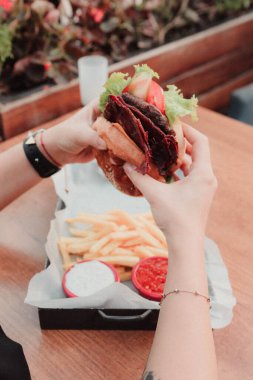 Taze sebzeli ev yapımı hamburger.