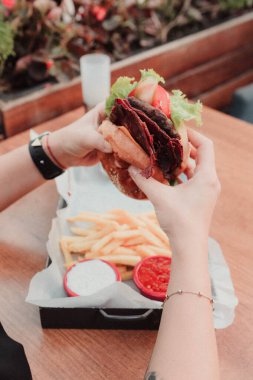 Taze sebzeli ev yapımı hamburger.