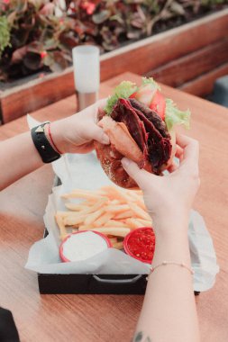 Taze sebzeli ev yapımı hamburger.