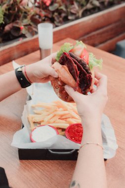 Taze sebzeli ev yapımı hamburger.