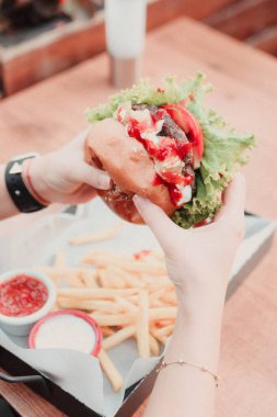 Taze sebzeli ev yapımı hamburger.