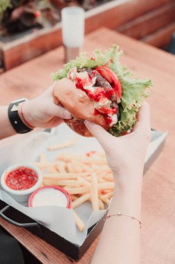 Taze sebzeli ev yapımı hamburger.