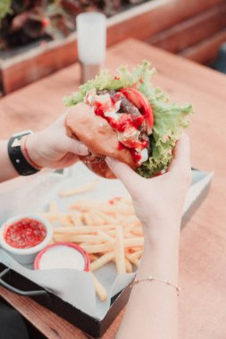 Taze sebzeli ev yapımı hamburger.