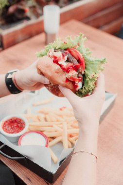 Taze sebzeli ev yapımı hamburger.